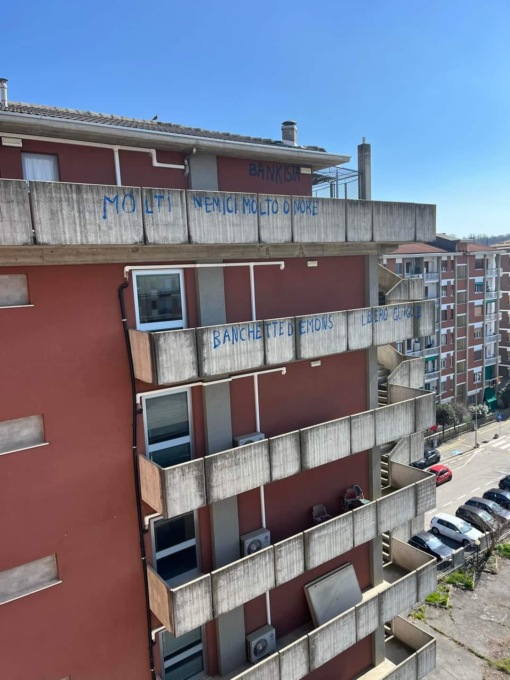 Banchette: imbrattato nella notte l’ex Hotel Ritz