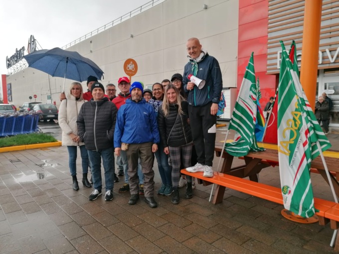 All’Iper Carrefour di Burolo presidio dei lavoratori della distribuzione VIDEO