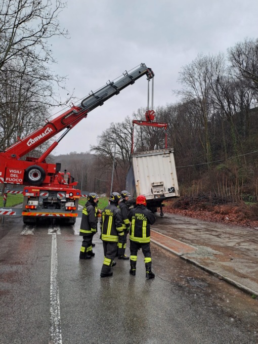 Camion esce di strada, al lavoro i Vigili del fuoco
