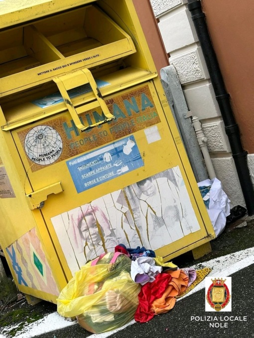 Rifiuti gettati fuori dall’ecostazione: beccati e sanzionati gli sporcaccioni