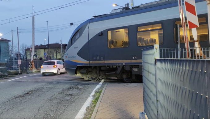 Il passaggio a livello si apre ma il treno è ancora in mezzo alla strada, episodio gravissimo a Villanova