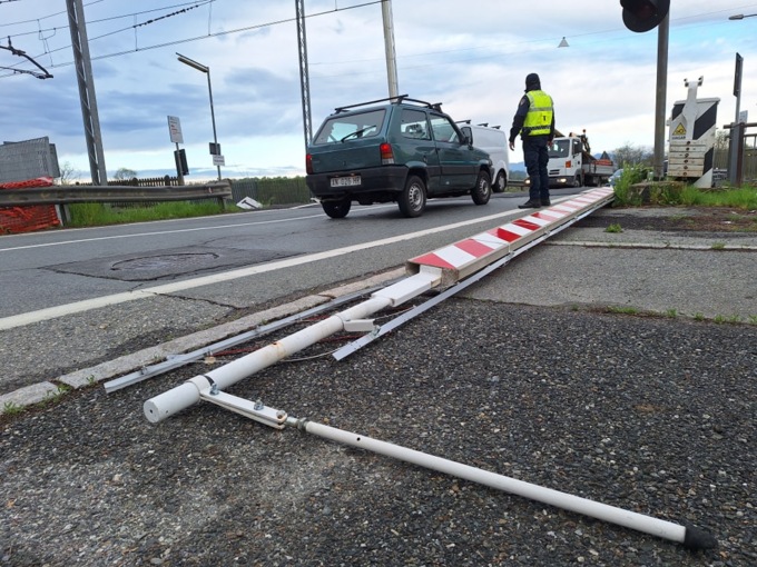 Auto abbatte le sbarre del passaggio a livello: disagi alla circolazione ferroviaria