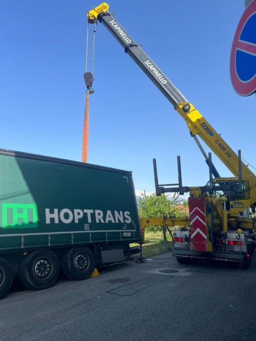 Camion in bilico sul ciglio della strada a Caravino