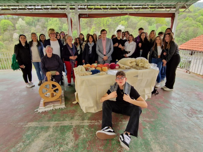 Studenti alla scoperta della tessitura a mano e della lana rustica