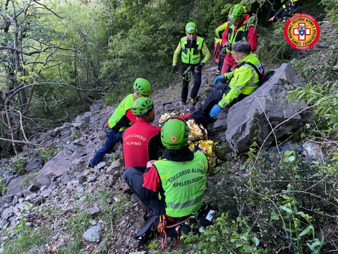 Intervento del soccorso alpino a Chiaverano: portano in salvo una donna scivolata in un dirupo mentre cercava il suo cane