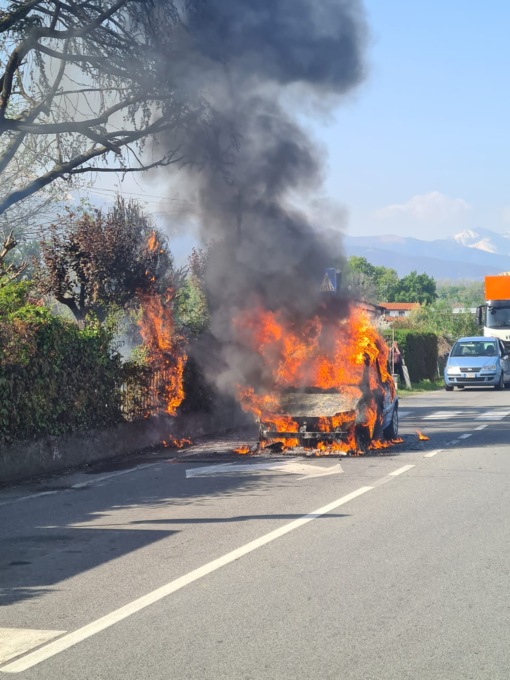 Auto a fuoco a Nole, salva la donna al volante
