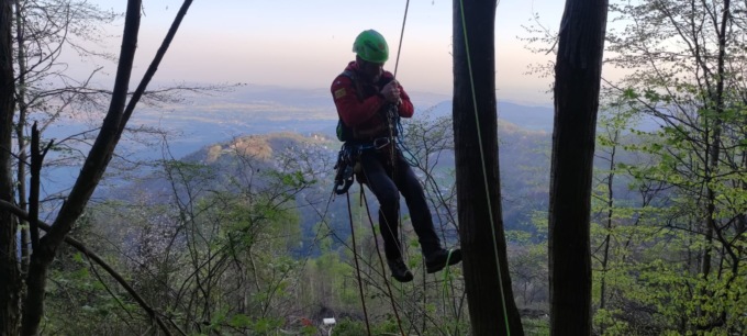Parapendista precipita sul Cavallaria e rimane appeso fra i rami di un albero