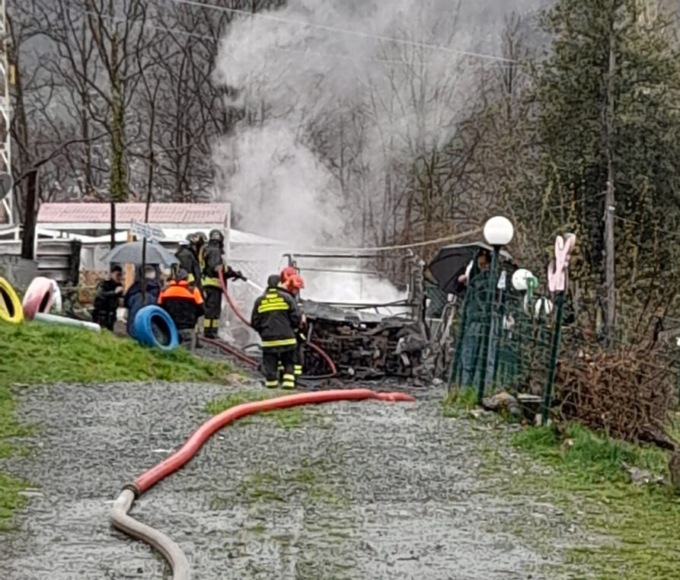 Camper a fuoco, esplode bombola del gas