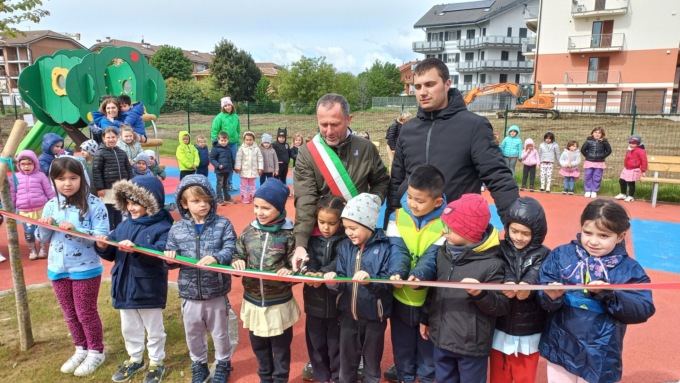 Inaugurato il parco-giochi di via Colombo a Caselle