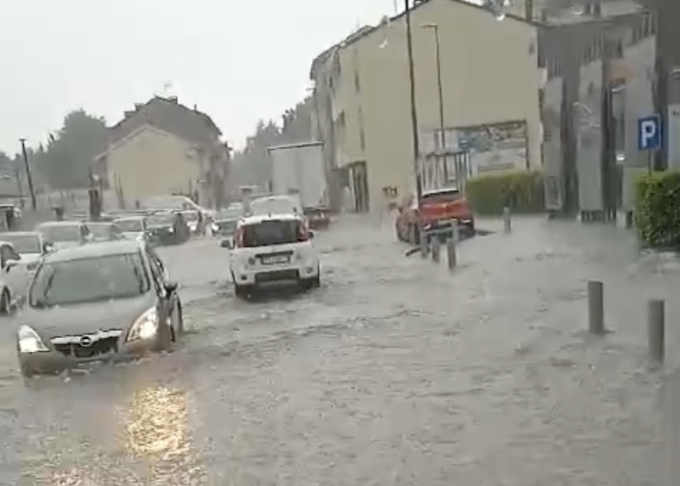 A Ivrea disagi per il maltempo, via Jervis allagata e una voragine a Montenavale