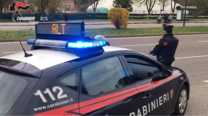 Sorprende i ladri in azienda e li fa arrestare