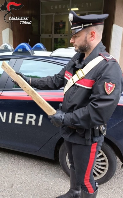 Aggredisce una donna e la minaccia con un asse pieno di chiodi poi terrorizza i passanti