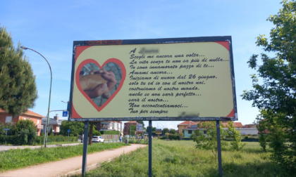 Dichiarazione d'amore da fiaba su un cartellone pubblicitario