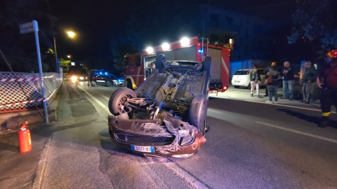 Schianto a Rivarolo, giovane automobilista si ribalta all’incrocio