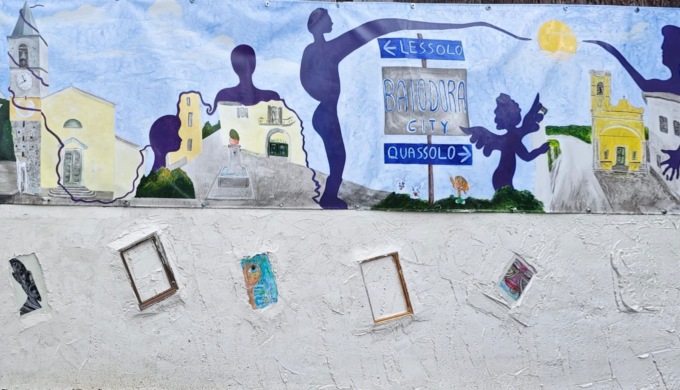 Murale «alieno» dell’artista Pepè a Baio Dora