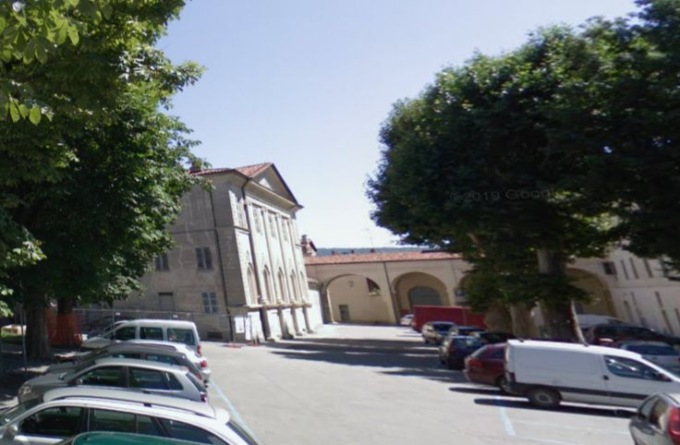 Vivevano in macchina con i cani, una benefattrice ha deciso di ospitarli a casa sua