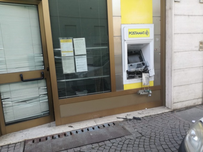 Fanno esplodere il postamat di San Maurizio Canavese