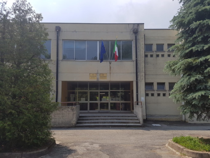 Rissa fra genitori davanti alla scuola elementare di Forno Canavese
