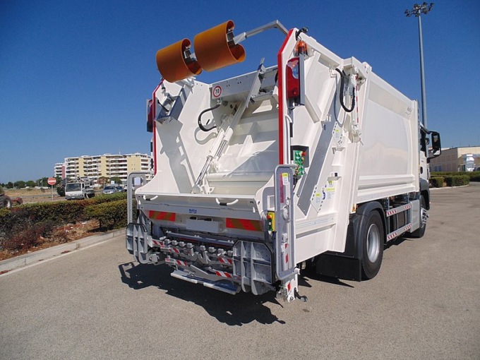 Cade dalla pedana del camion dei rifiuti, operatore ecologico al CTO