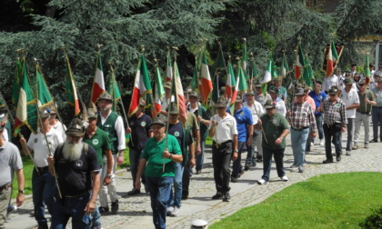 "Balangè mai andarè!!!": centinaia di gagliardetti per i 100 anni degli Alpini