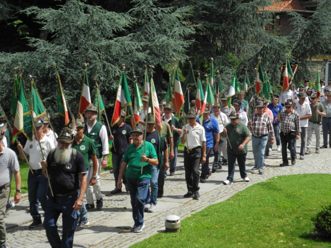 “Balangè mai andarè!!!”: centinaia di gagliardetti per i 100 anni degli Alpini