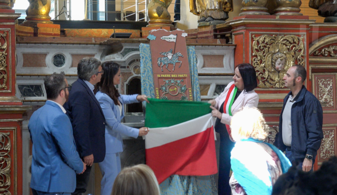Tra storia, letteratura, arte e ceramica: svelata la stele dedicata a Re Arduino