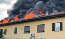 Incendio in un'abitazione: tetto distrutto
