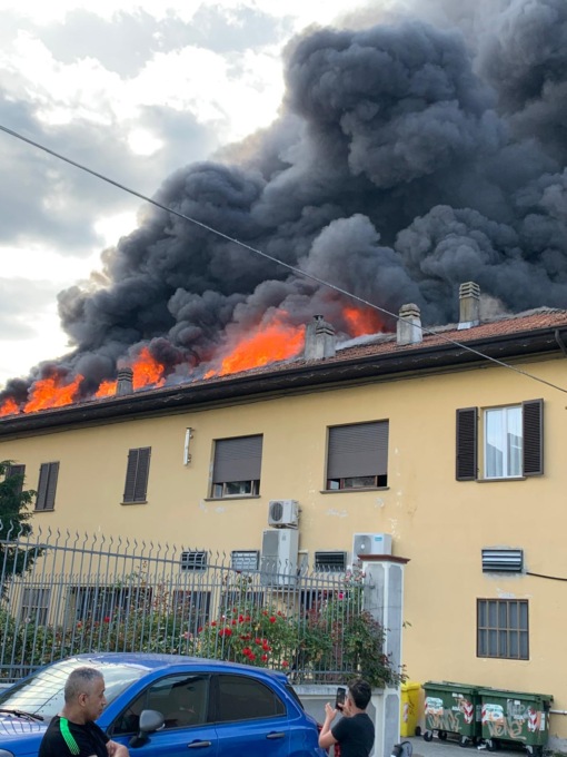 Incendio in un’abitazione: tetto distrutto