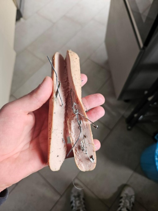 Wurstel imbottiti con chiodi e spille