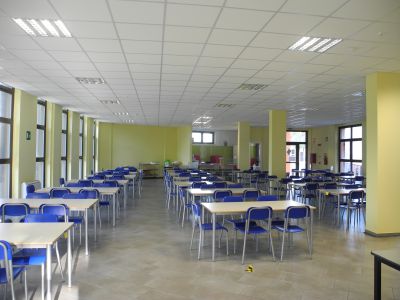 Via le bottiglie di plastica dai tavoli della mensa di Mathi