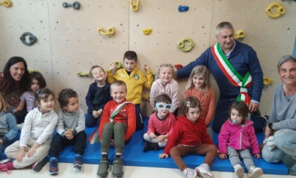 Nella palestra della scuola inaugurata anche la parete da arrampicata