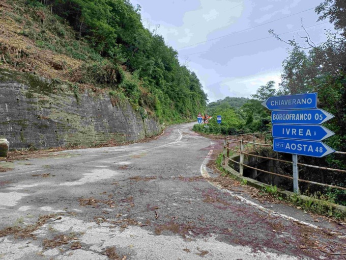 Frana sulla SP73 a Borgofranco, iniziano i lavori di messa in sicurezza per la riapertura della strada