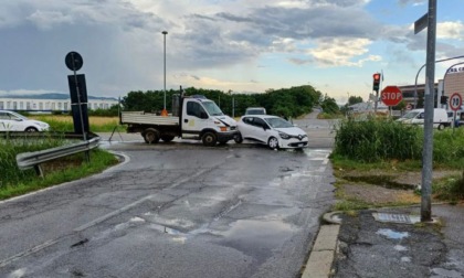 Mattinata di incidenti a Volpiano: furgone contro auto e palo Telecom abbattuto