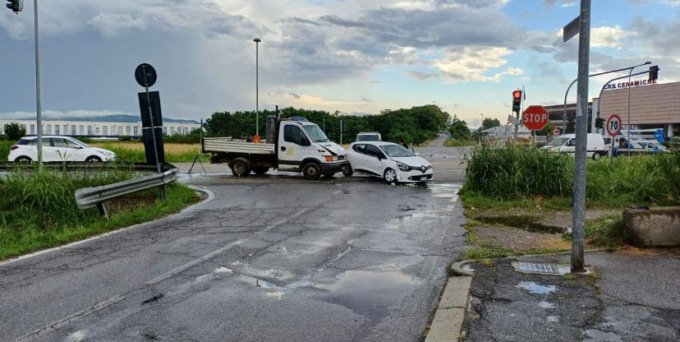 Mattinata di incidenti a Volpiano: furgone contro auto e palo Telecom abbattuto