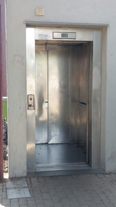 Vandali al Movicentro, danneggiati gli ascensori