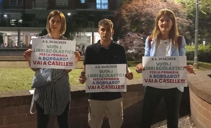Protesta a Borgaro: «Vuoi i libri della primaria?  Vai a Caselle…»