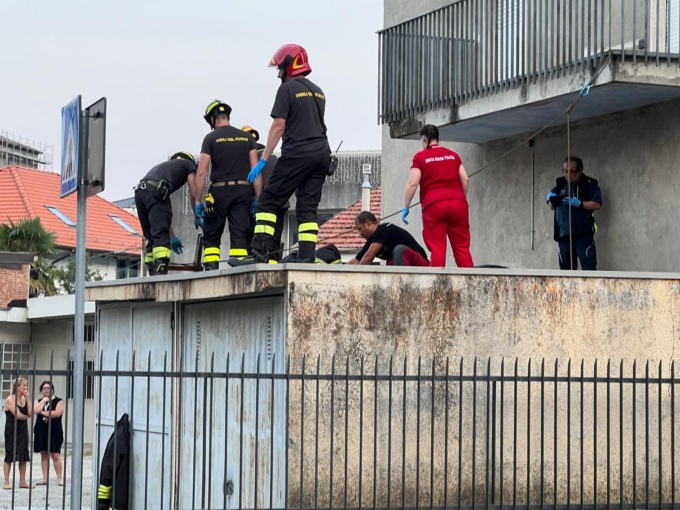 Cade dal balcone di casa, uomo trasportato d’urgenza al Cto