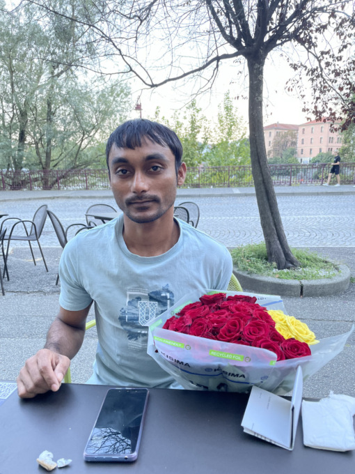 Venditore di rose picchiato da un gruppo di teppisti