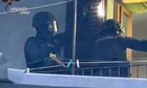 Spari a Locana nella notte, i carabinieri trovano un arsenale in casa di uomo | FOTO