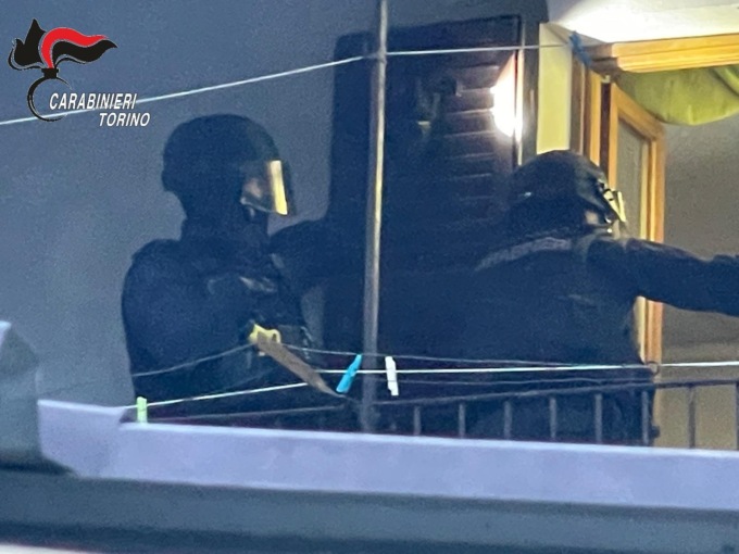 Spari a Locana nella notte, i carabinieri trovano un arsenale in casa di uomo | FOTO