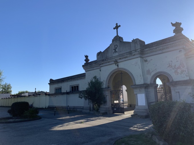 Rapinatori al cimitero, la banda che agisce tra le tombe