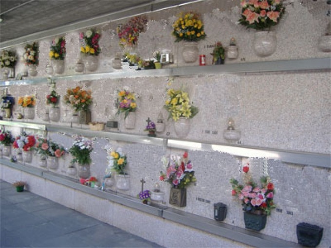 Compra un loculo al cimitero ma è già… occupato