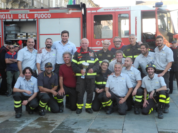 Il Distaccamento Vigili del Fuoco di Volpiano vince la gara delle antiche pompe a mano e porta a casa il trofeo
