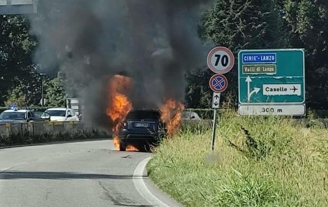 Auto prende fuoco sulla Torino-Caselle