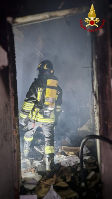 Incendio a Strambino: Vigili del Fuoco in azione per domare le fiamme in un garage