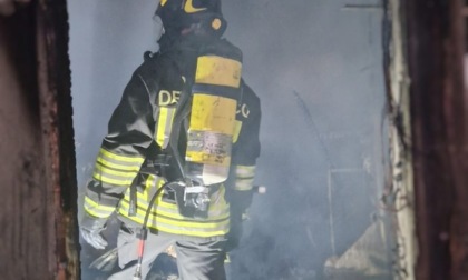 Incendio a Strambino: Vigili del Fuoco in azione per domare le fiamme in un garage