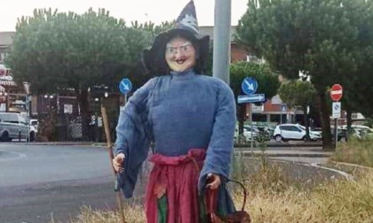 Sorpresa a Leini: in pieno agosto per le strade spunta... la Befana!