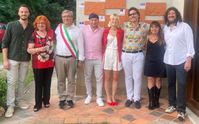 Svelata la parete artistica con le impronte dei «vip»: tra loro anche l’attrice Margherita Fumero e Beppe Vessicchio