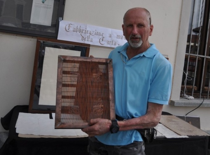 La passione del mathiese Mauro Tidor, per hobby produttore artigianale di carta