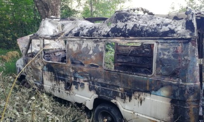 Dopo l'incendio a Rueglio, l'appello di Riccardo: "Ho perso il camper dove vivevo, aiutatemi"